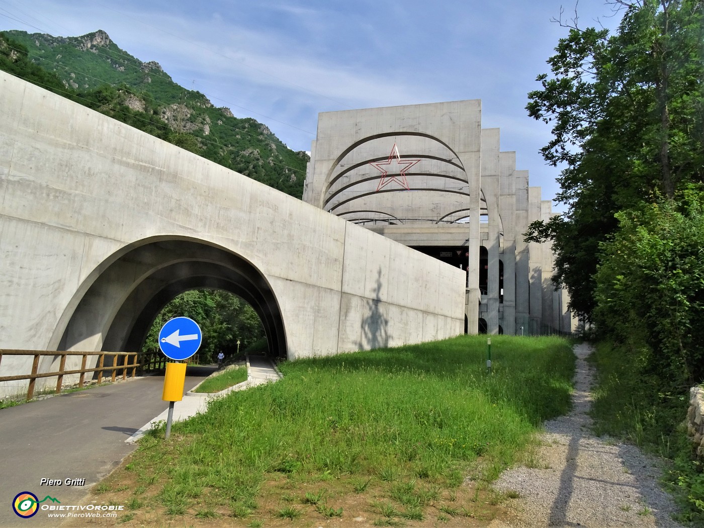 14 Lascio la ciclabile per prendere il sentiero nel bosco soprastante.JPG